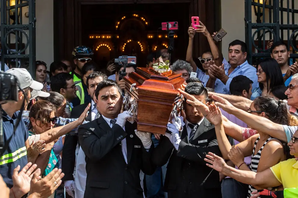Rosario de la Frontera despidió al pequeño Santino asesinado en Puerto Deseado
Consternación y un profundo dolor de un pueblo. (2020_02_26)