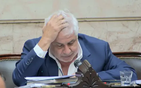 Un dolor de cabeza: Pablo Outes intentando que lo escuchen en el recinto