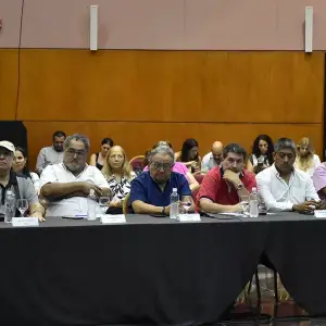 Con un billón de pesos menos, la Provincia ofrece el 8% escalonado al sector público