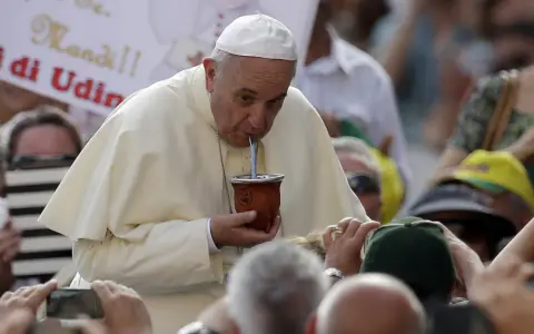 Papa Francisco tomando mate