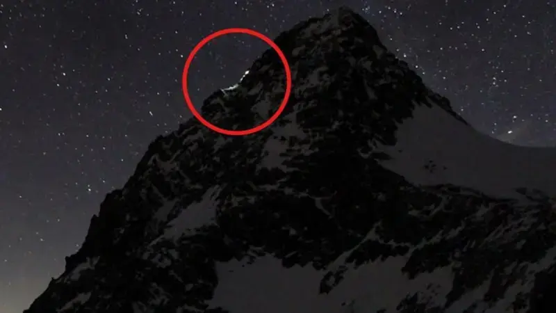 Linternas iluminan su ascenso nocturno