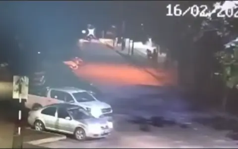 El conductor de la moto se encontró de frente con un móvil policial mientras circulaba en contramano.