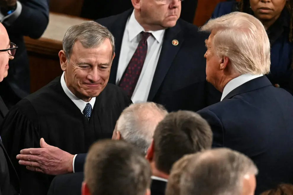 El presidente del tribunal, John Roberts, junto a Donald Trump