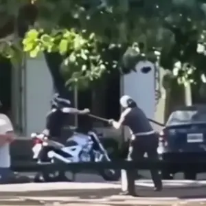 Se defendió de los palazos, pero lo mató a piñas a plena luz del día: Violencia fatal en el tránsito