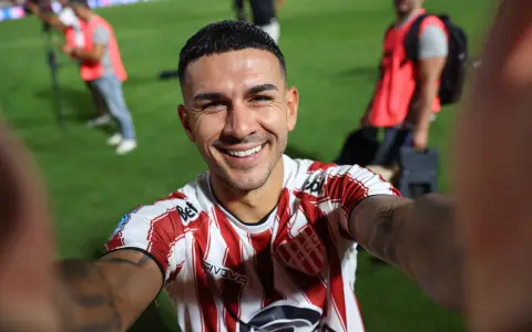 Giuliano Cerato, autor del gol agónico de Instituto, se toma una selfie en el festejo final.
