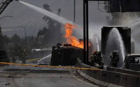 El camión con gas que explotó en la autopista de Chile.