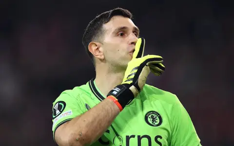 El Dibu Martínez nada pudo hacer para evitar el empate de su Aston Villa.