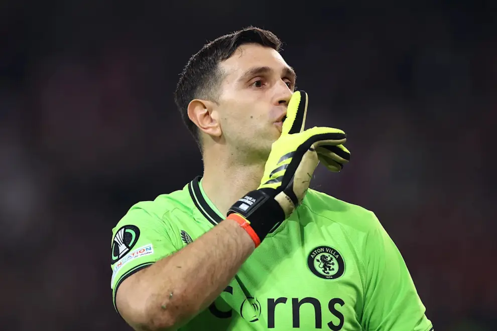 El Dibu Martínez nada pudo hacer para evitar el empate de su Aston Villa.