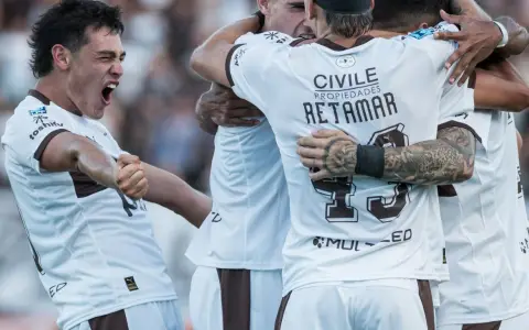 El festejo loco de Platense tras el gol agónico y el triunfo que lo sube a la pelea por el grupo.