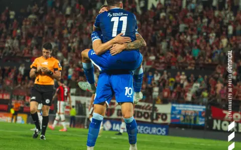 Lautaro Gordillo, de espaldas, es abrazado por Nicolás Rinaldi tras marcar el primer gol del albo en Paraná ante Patronato.