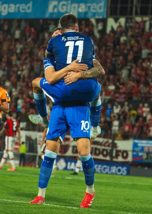 Lautaro Gordillo, de espaldas, es abrazado por Nicolás Rinaldi tras marcar el primer gol del albo en Paraná ante Patronato.