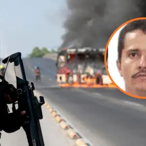 Una ola de violencia azota a varios estados mexicanos tras la muerte del jefe narco: bloqueos, autos incendiados y disparos en la calle