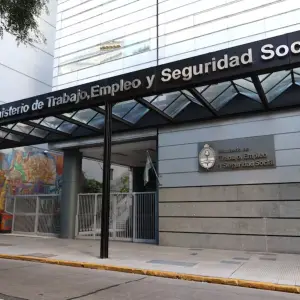 Extraño robo en la Secretaria de Trabajo de la Nación: computadoras, televisores y picos de bronce de mangueras