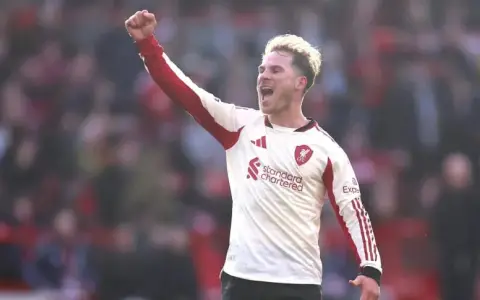 Alexis Mac Allister le dio un triunfo agónico y vital al Liverpool para acercarlo a la Champions.