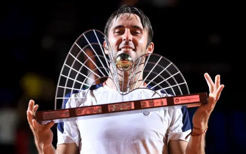 Tomás Etcheverry se coronó en el ATP de Río de Janeiro.