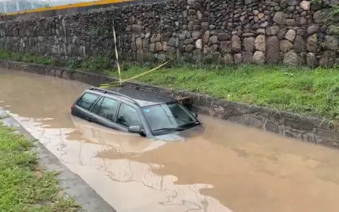 Un auto quedó bajo el agua en 13 de Abril