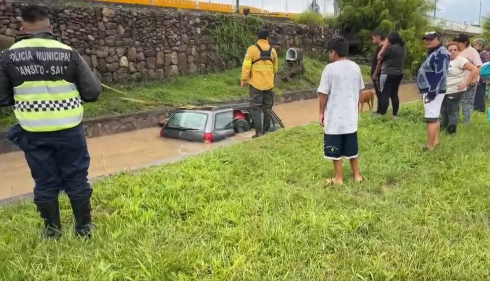 Un auto bajo el agua, cerca del río Arenales