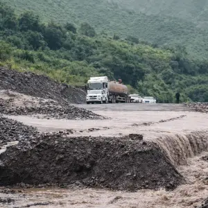 Decenas de vehículos varados en la Quebrada del Toro tras un alud que arrasó el camino
