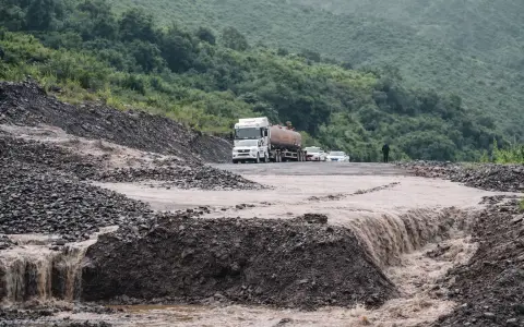 Una gran cantidad de vehículos se encuentran varados en la Ruta 51 a la altura de El Mollar a pocos kilómetros de Campo Quijano.