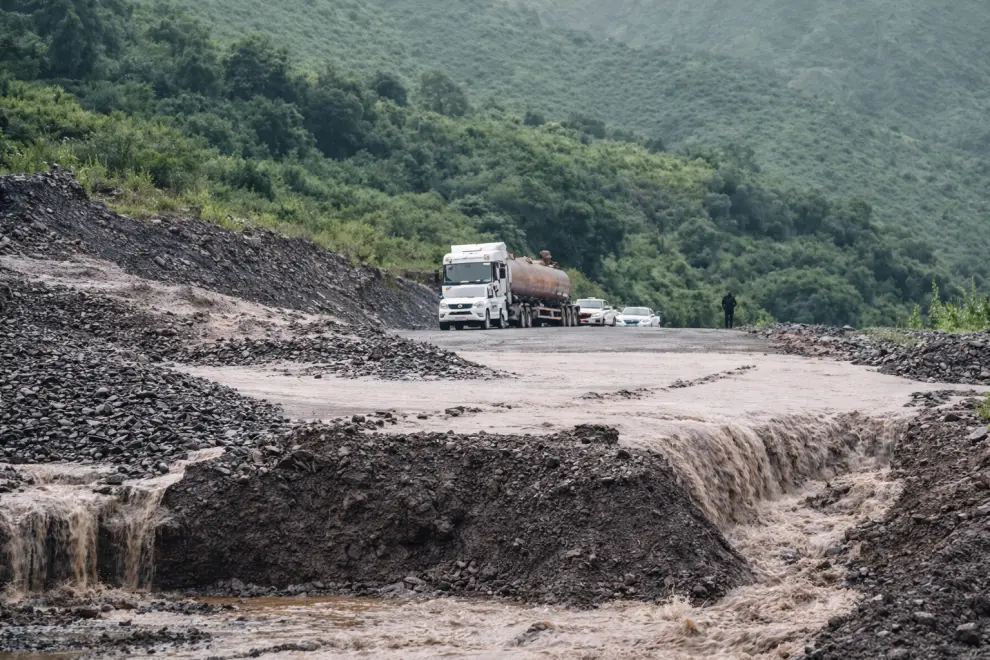 Una gran cantidad de vehículos se encuentran varados en la Ruta 51 a la altura de El Mollar a pocos kilómetros de Campo Quijano.