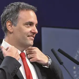 Manuel Adorni habló sobre el viaje con su esposa a Nueva York y se disculpó, pero solo por una palabra mal usada