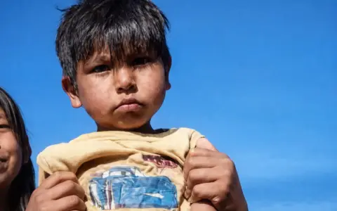 A un año de la desaparición de Lian Gael en Ballesteros Sud, la búsqueda continúa con una nueva pista en Bolivia. Marcha y reclamo.