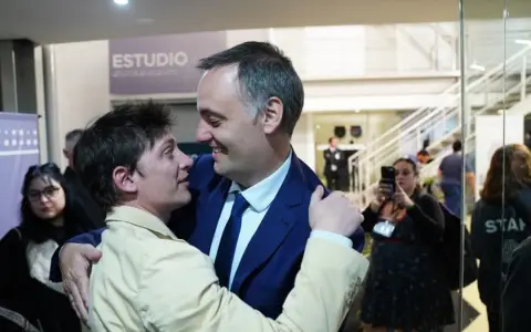 Santiago Caputo y Manuel Adorni