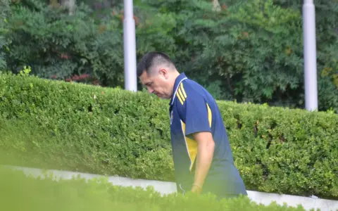 La llegada de Juan Román Riquelme al Hotel Sheraton de Salta.