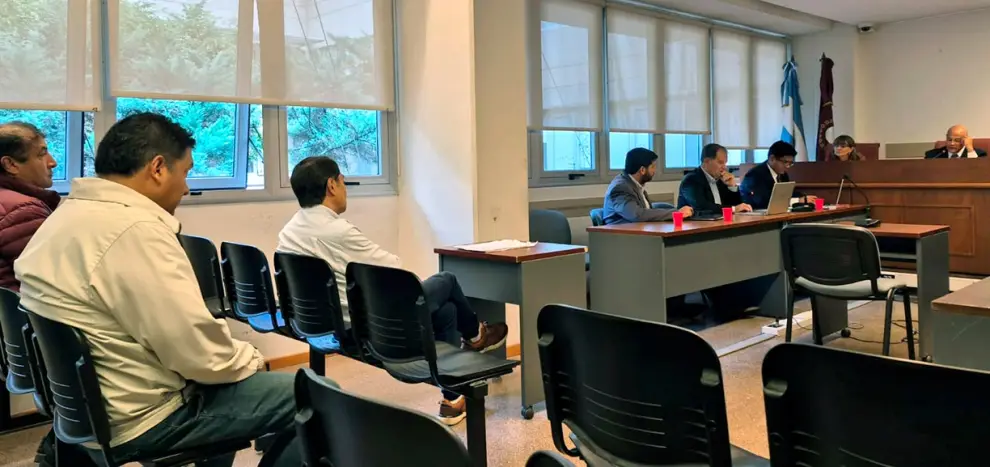 Los hermanos Gonza, atrás en la sala, miran de frente al Tribunal colegiado.