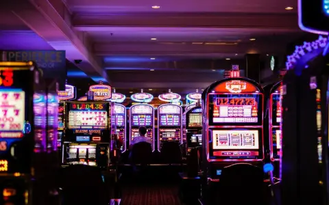 Hombre en un casino.