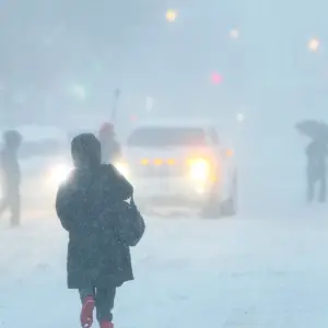 Una histórica tormenta de nieve azota Nueva York y paraliza el noreste de EE. UU.