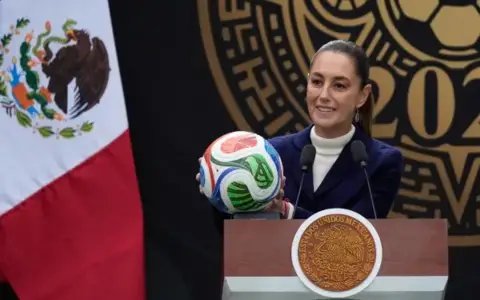 Claudia Sheinbaum, presidente de México, con el balón oficial que se utilizará en el Mundial 2026