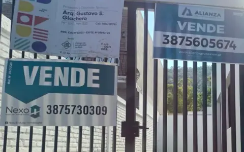 Anuncios de venta en barrio Los Profesionales (zona norte).