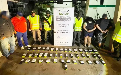 Los detenidos y los "ladrillos" de cocaína secuestrados por la Gendarmería.