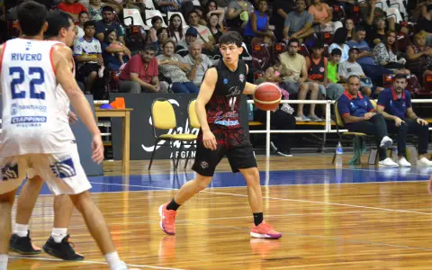 Bruno armando una de las jugadas para Salta Basket.