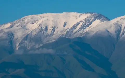 Salta amaneció con los cerros teñidos de blanco en pleno verano