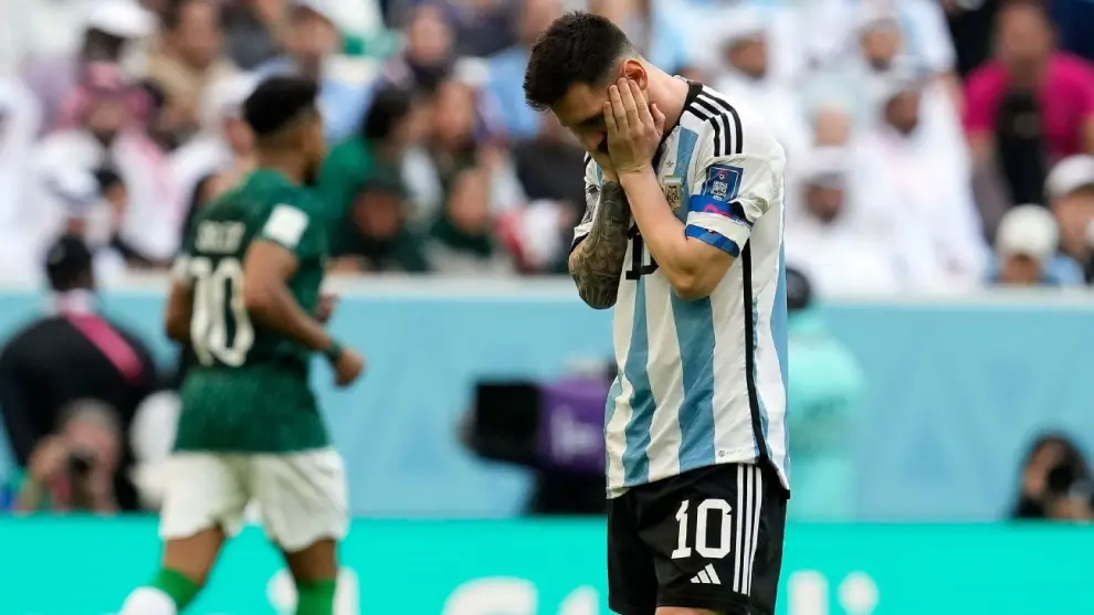 La desazón de Messi tras perder contra Arabia Saudita en el debut del Mundial de Qatar.
