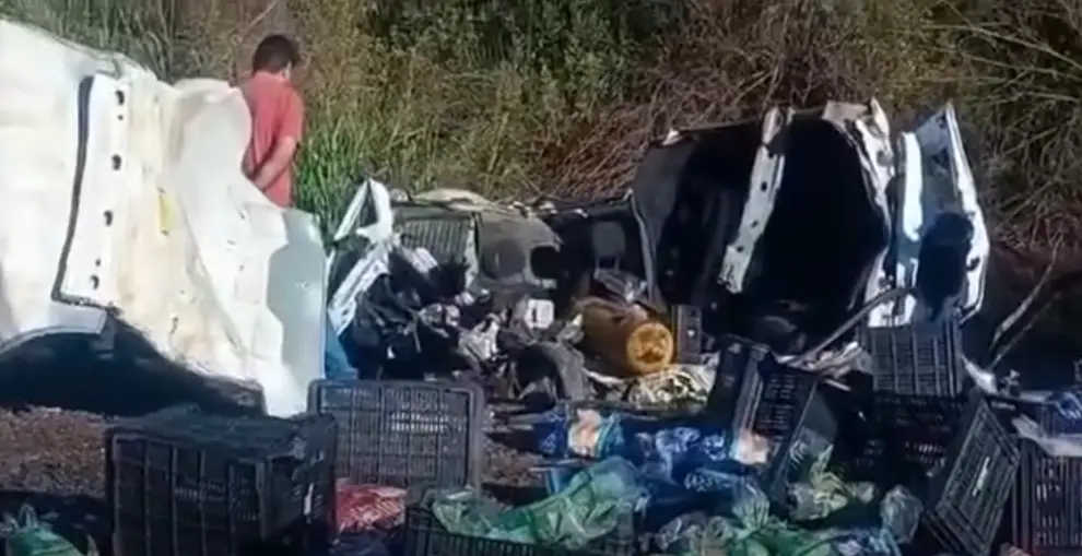 Así quedó el utilitario luego del siniestro con el camión