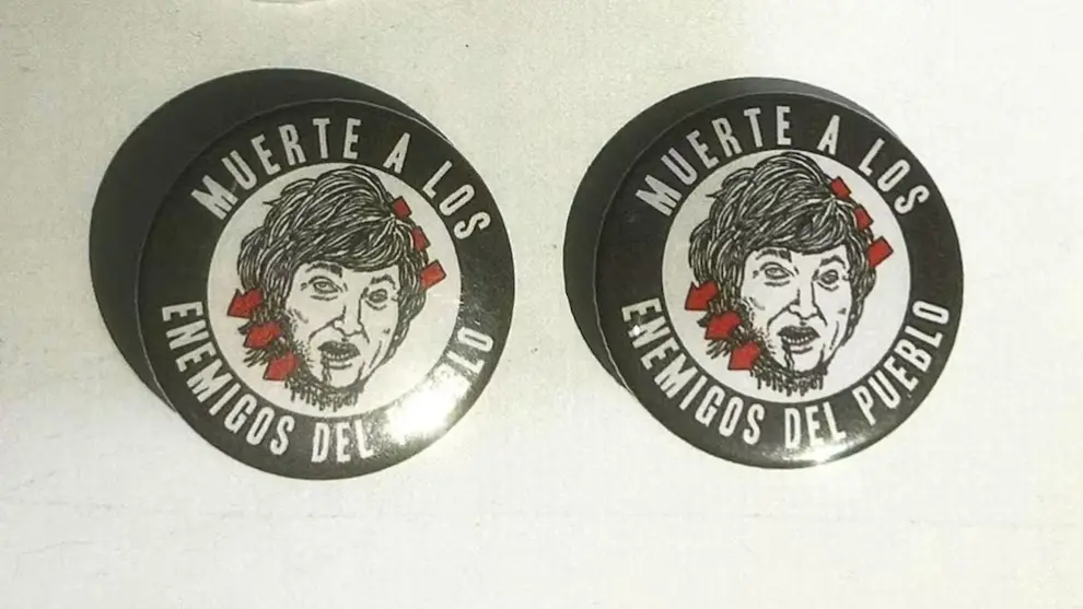 Las insignias que le incautaron
