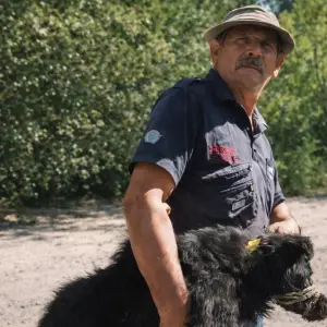 Llevaba a su perra atada a una cadena y los vecinos la salvaron de morir