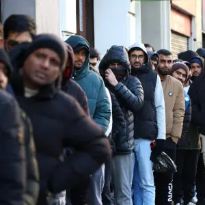 La inminente amnistía migratoria en España sobrecarga los servicios y puede colapsar antes de empezar