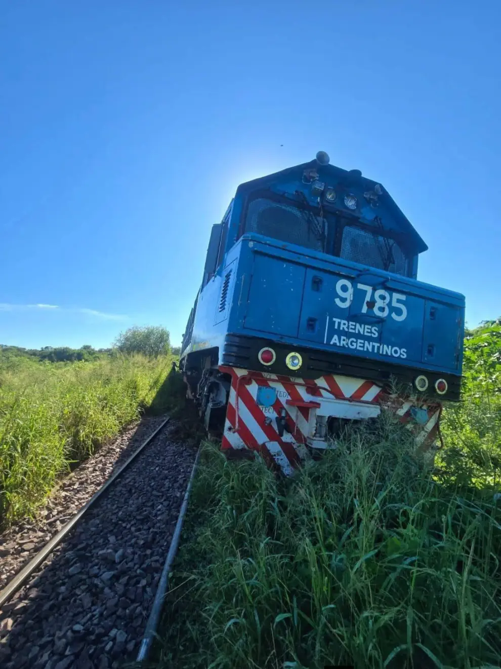 La locomotora fuera de las vías del ramal C-12