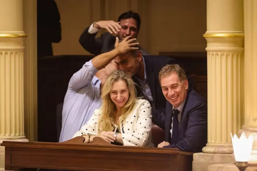 Martín y Eduardo Menem festejan en el palco del Senado junto a Karina Milei y Diego Santilli