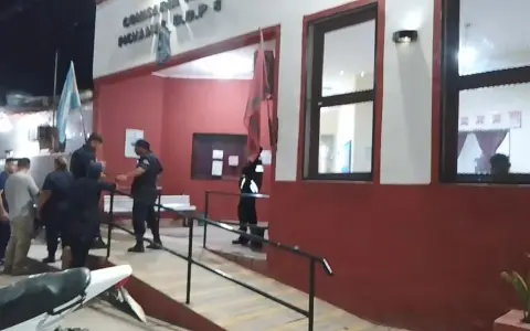 La comisaría de Pichanal tuvo mucho movimiento anoche tras el operativo en el asentamiento Las Tres Palmeras