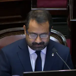 Guzmán Coraita defendió su derecho a leer citando a Sarmiento: "Yo no canto sin papeles"