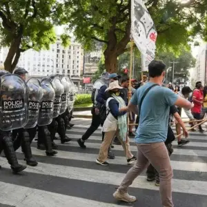 Protestas contra la reforma laboral: tras los incidentes frente al Congreso y el Obelisco, los manifestantes desconcentran