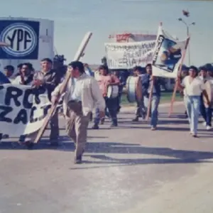 Entre la debacle de Mosconi por la privatización de YPF y el cierre de Fate y otras empresas ¿vuelve la crisis del menemismo con otra ropa?