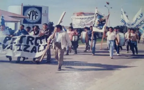 Trabajadores de YPF manifestándose en Mosconi en la época de los '90
