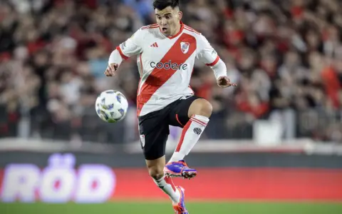 El Huevo Acuña, uno de los sindicados de "pudrirla" en el vestuario de River