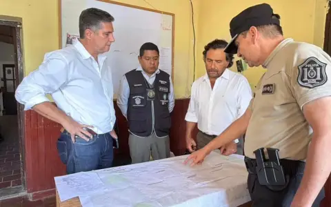 Funcionarios policiales junto a Sáenz en la captura de Serapio